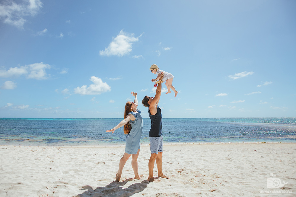 Жену на пляже муж смотрит. Доминикана семья. Путешествие Доминикана с семьей. Семейная фотосессия на Каменном пляже.