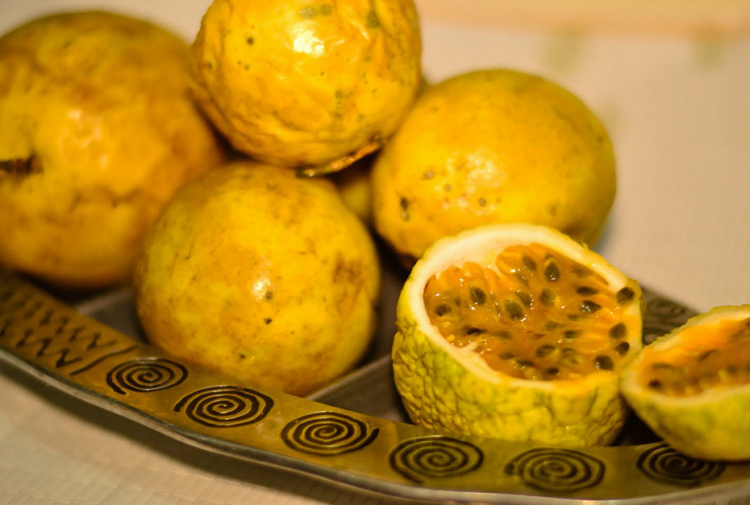 доминиканский фрукт чинола или маракуя в разрезе