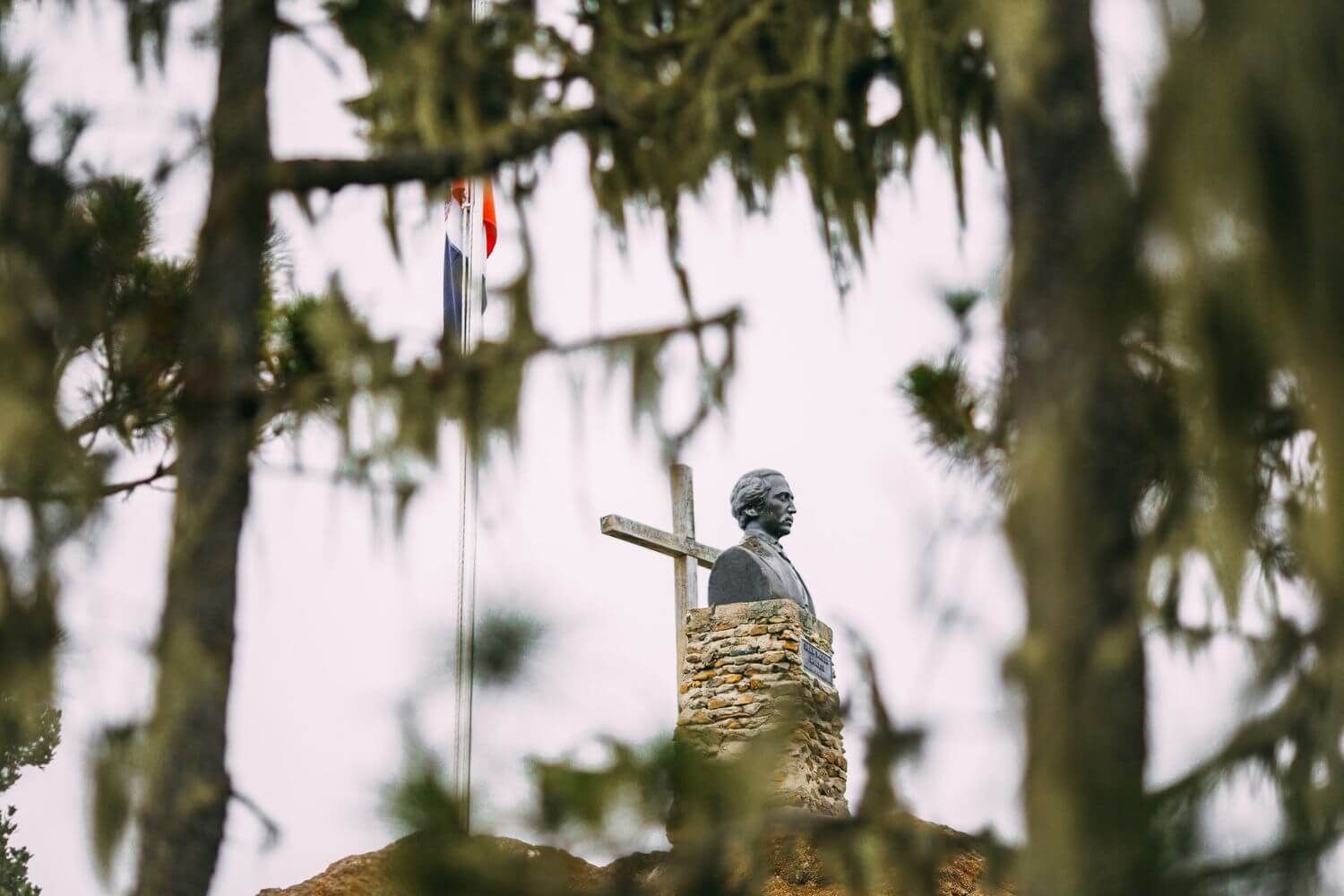 Статуя героя Пабло Дуарте на горе