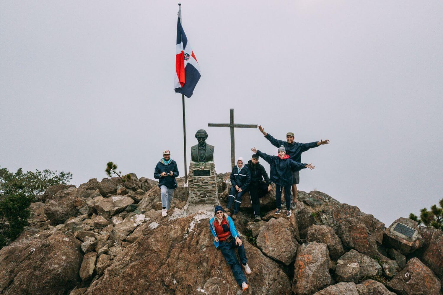 Памятник и флаг на горе Пико Дуарте