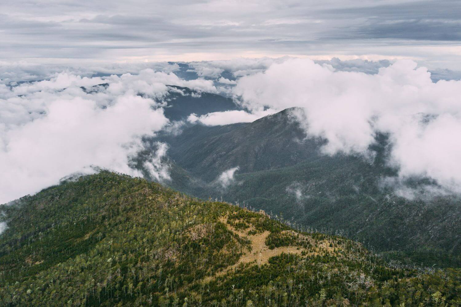 Панорамный вид с горы Пико Дуарте на облака