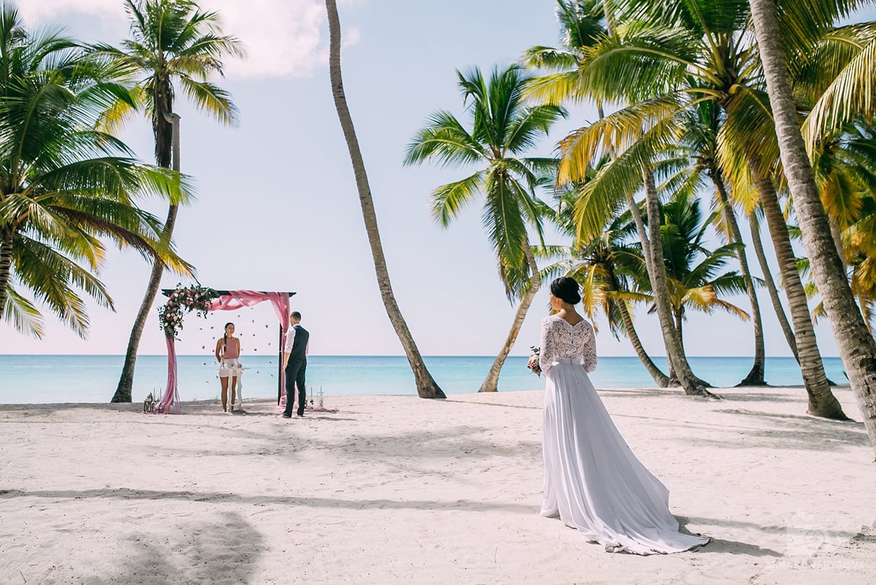 невеста идёт к свадебной арке. пляж острова Саона