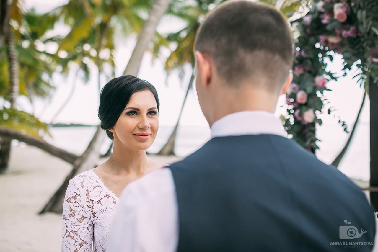 невеста смотрит на жениха во время свадебной церемонии