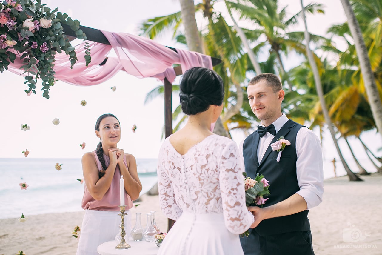 жених смотрит на невесту во время свадебной церемонии