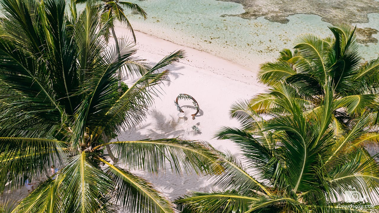 фотография с квадракоптера свадебной арки на берегу пляжа