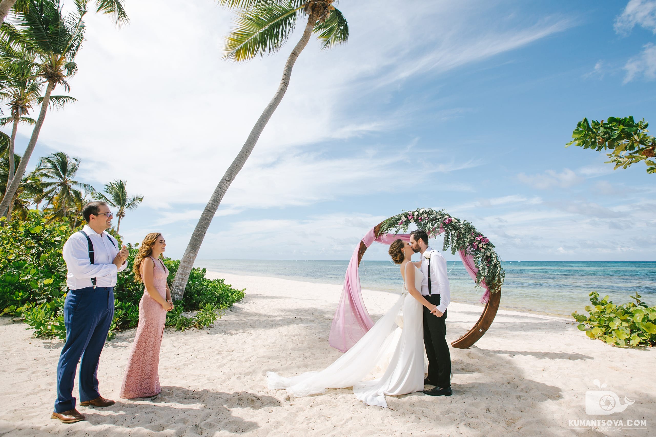 свадьба на пляже с гостями. круглая свадебная арка