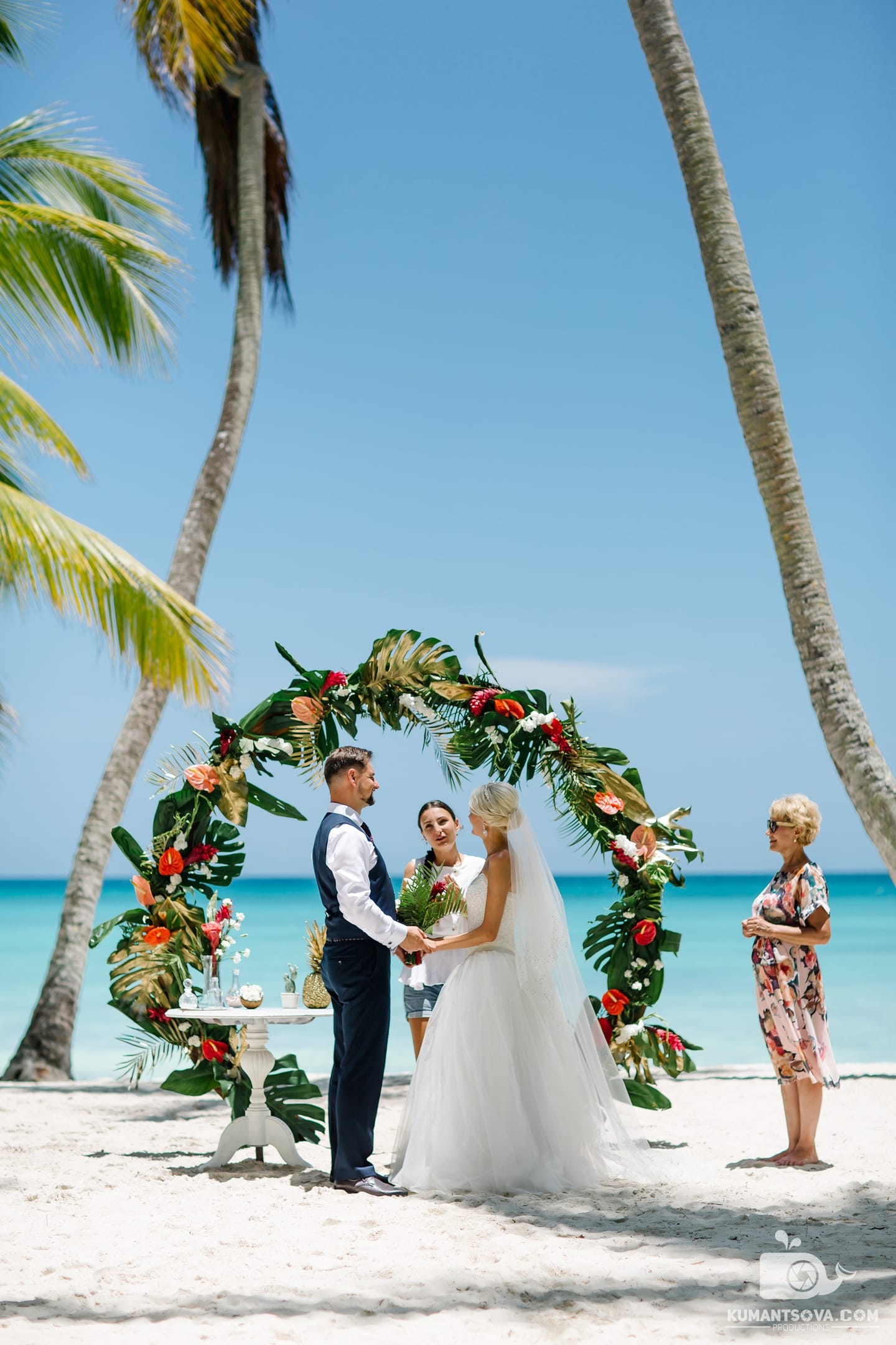 Свадебная церемония с гостями на берегу карибского моря на острове Саона