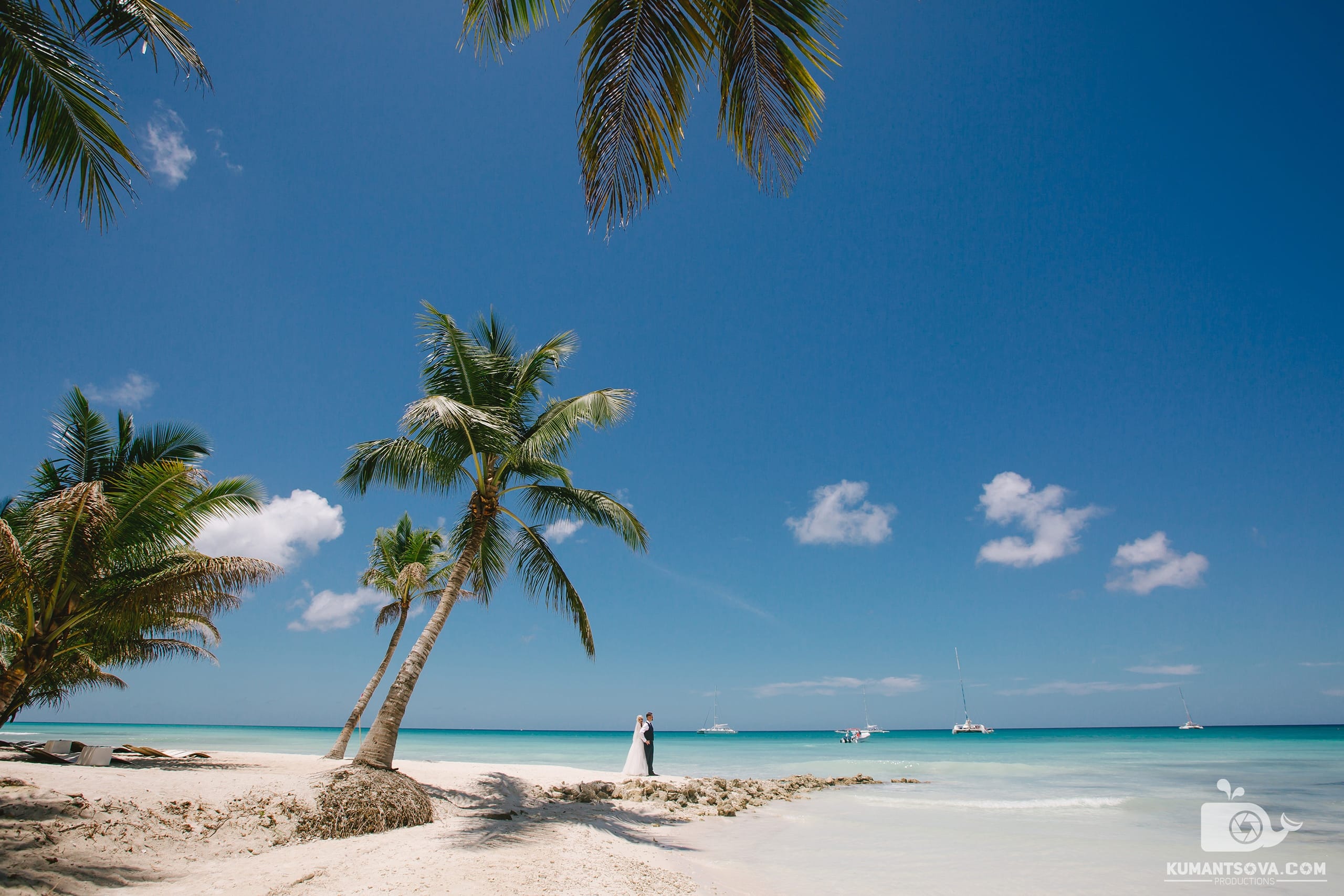 пляж с пальмами на острове Саона