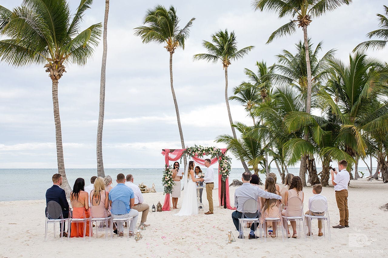 большая свадьба на пляже в Доминикане