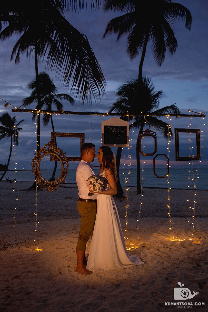 жених и невеста на фоне пальм ночью
